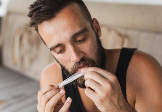 Joint am Klebestreifen anfeuchten und verkleben