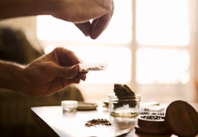 Paper mit Cannabis füllen